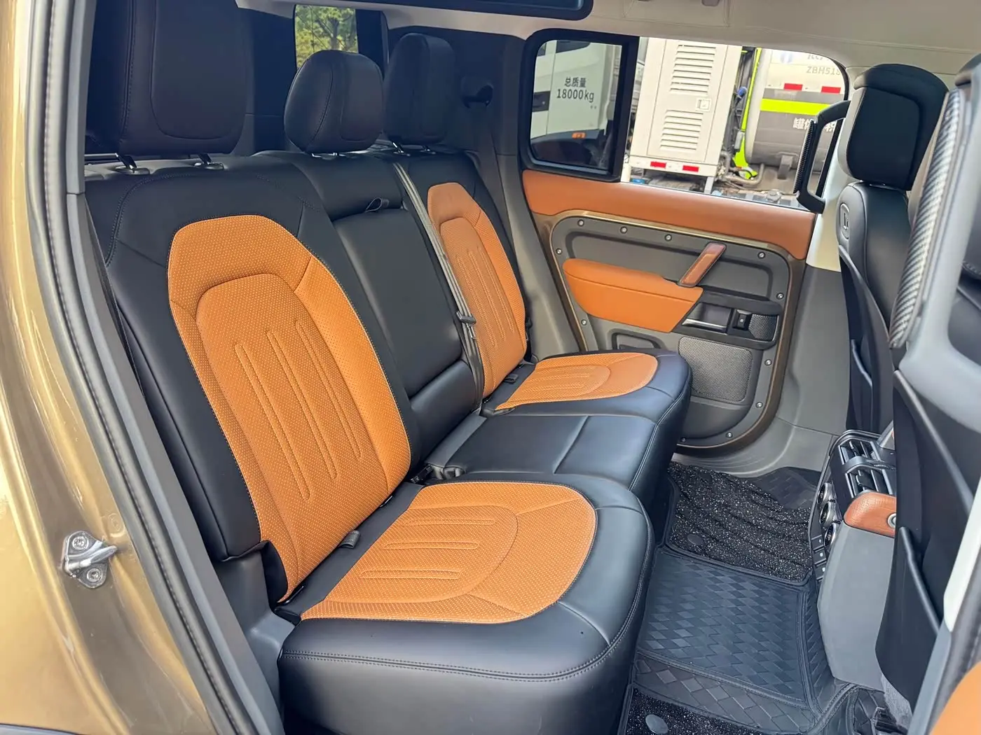 Land Rover Defender 2020 — Фото 7/10