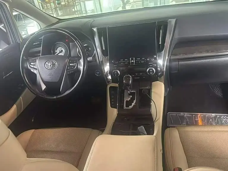Toyota Alphard 2022 — Photo 5/9