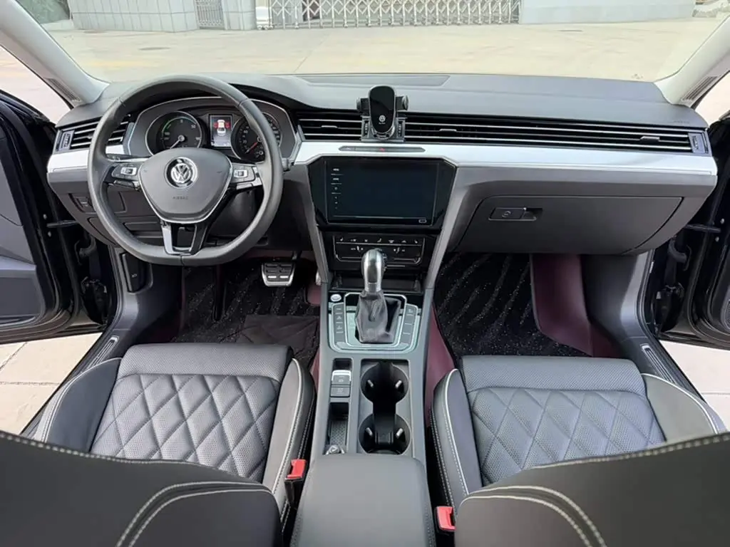 Volkswagen Magotan GTE Plug-in Hybrid 2021 — Photo 8/11