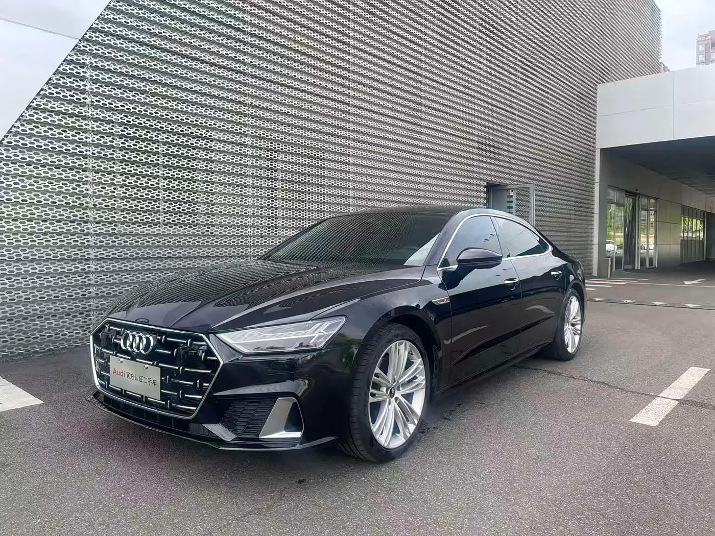 Audi A7L 2024 — Photo 1/10
