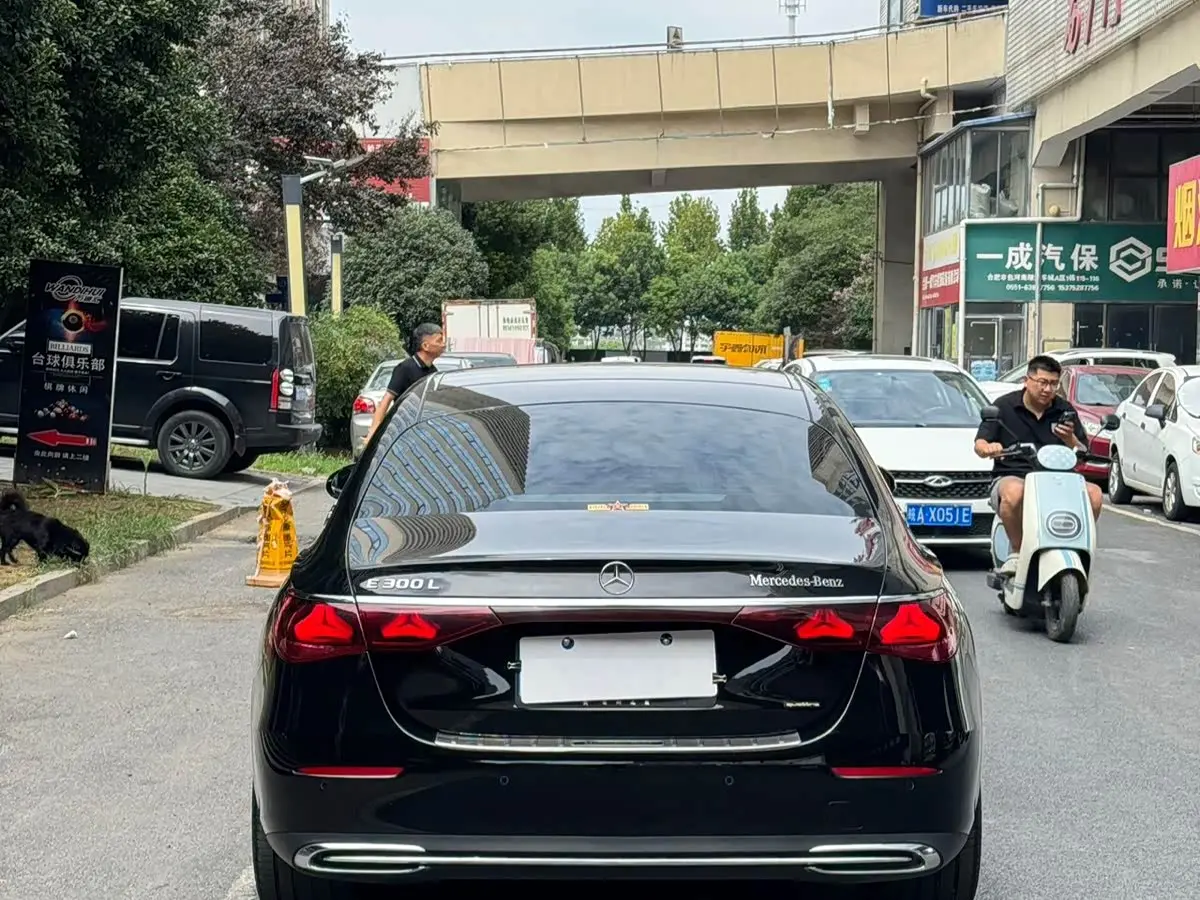 Mercedes-Benz E-Class 2024 — Photo 9/11