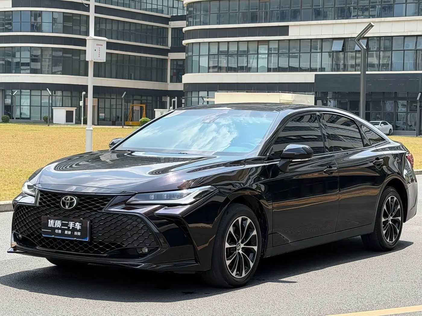 Toyota Avalon 2023 — Фото 1/9