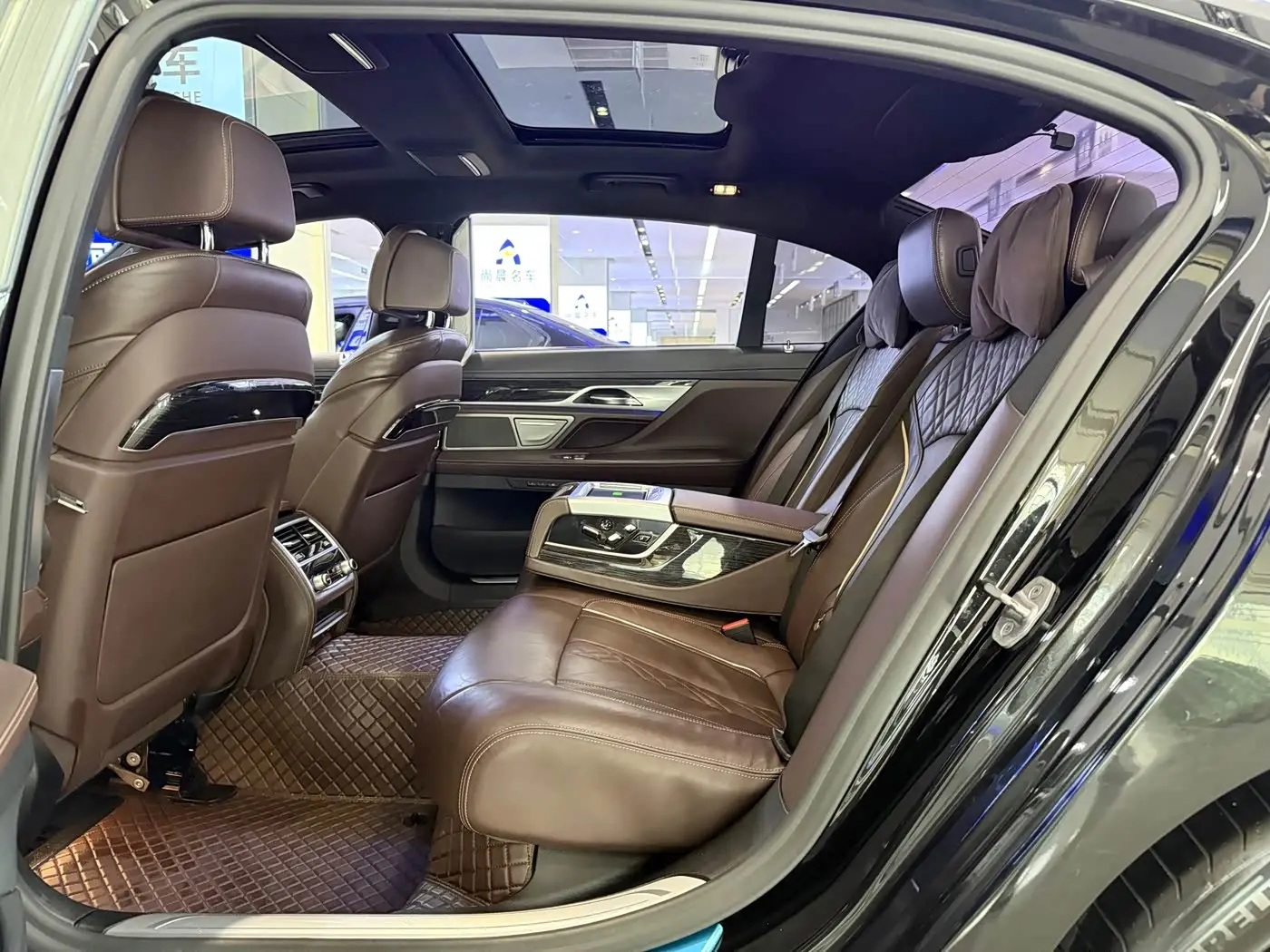 BMW 7 Series 2020 — Photo 12/18