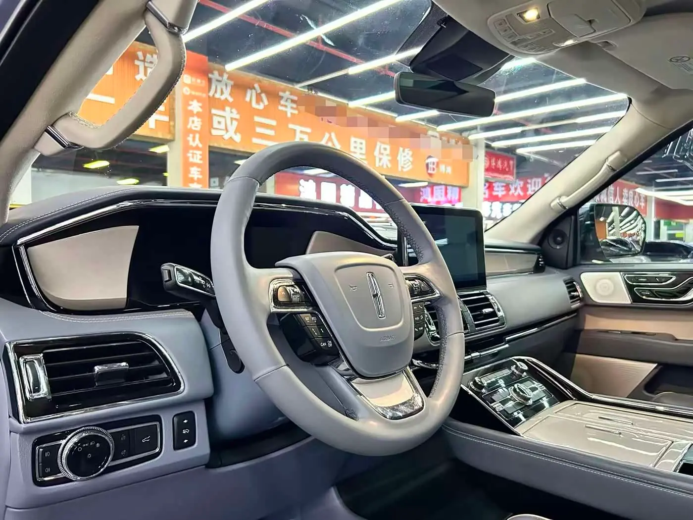 Lincoln Navigator 2018 — Photo 9/19