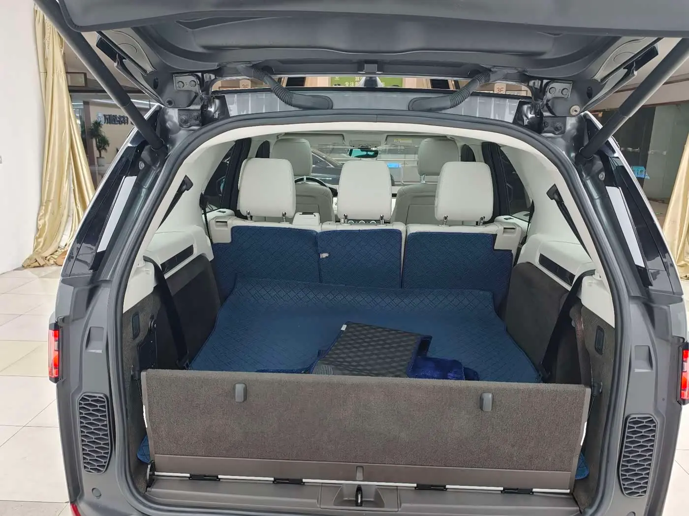 Land Rover Discovery 2018 — Photo 13/16