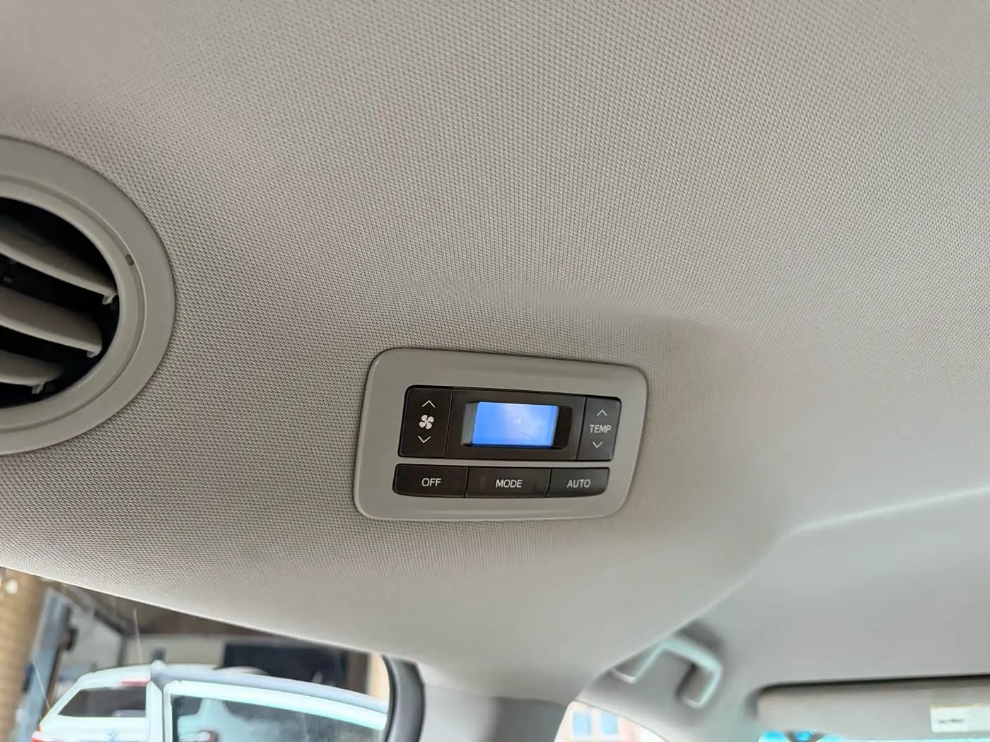 Toyota Sienna 2017 — Photo 11/16