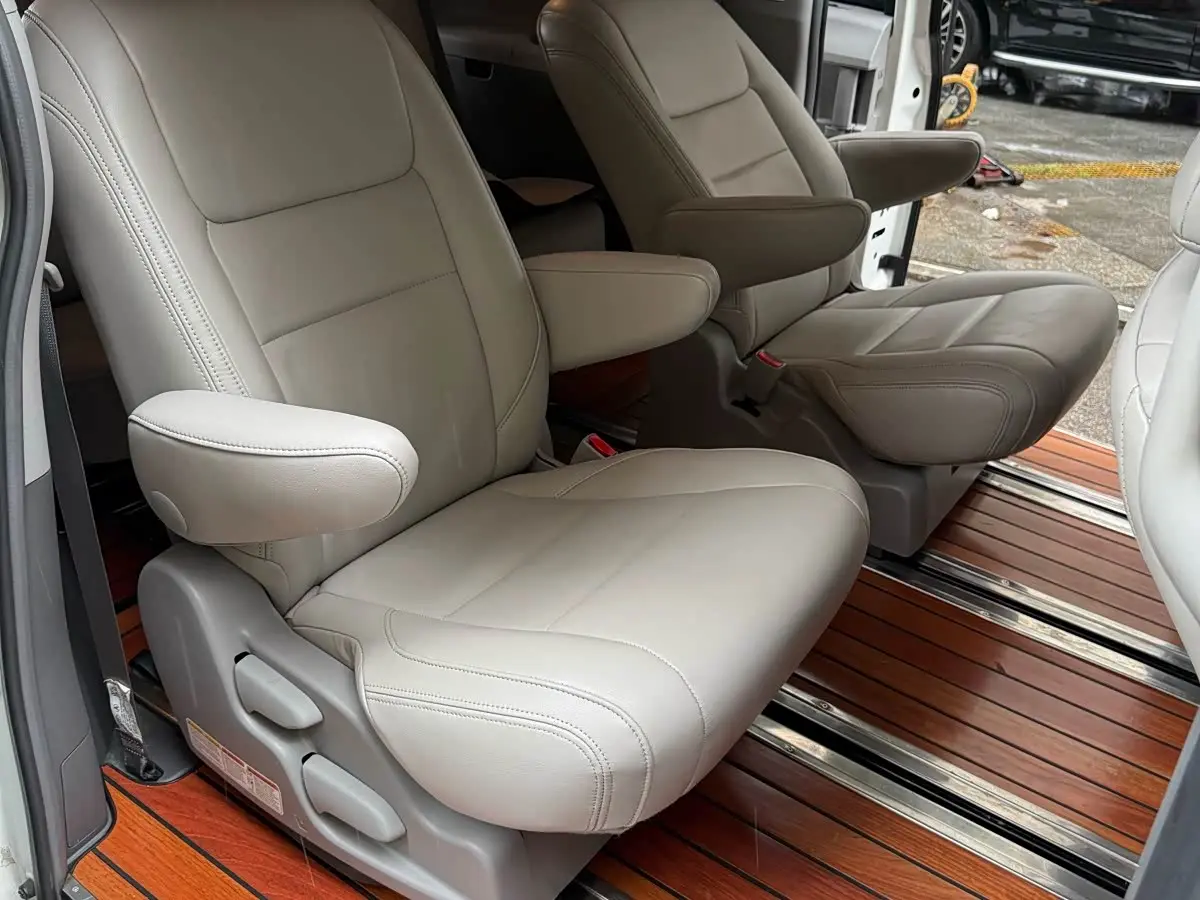 Toyota Sienna 2017 — Photo 8/16