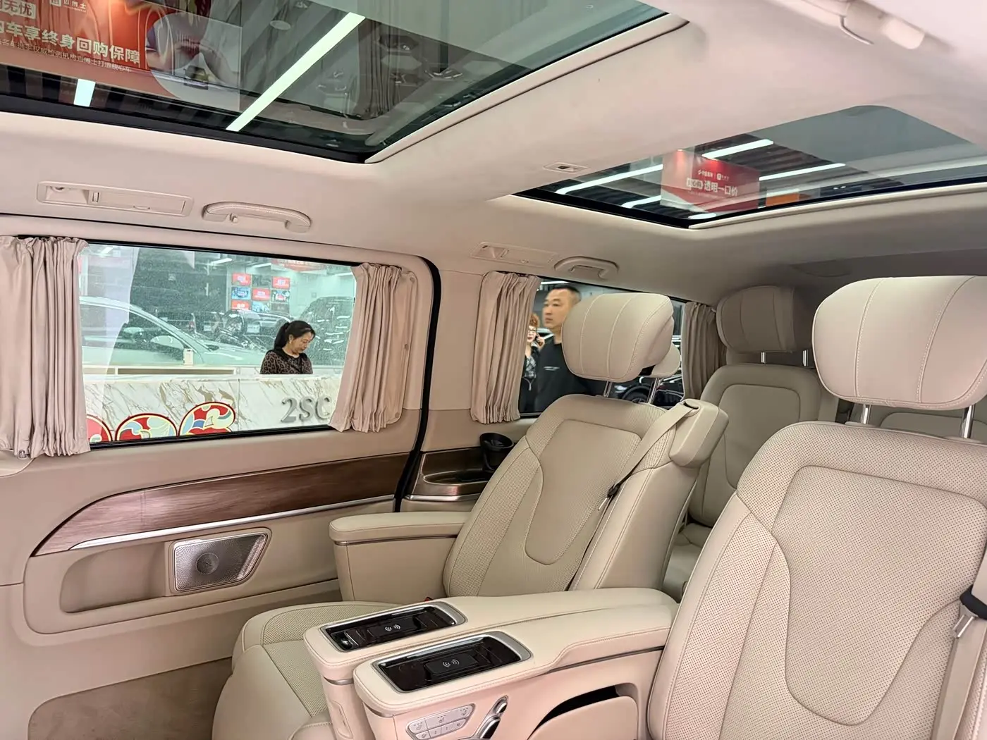 Mercedes-Benz V-Class 2024 — Photo 12/20