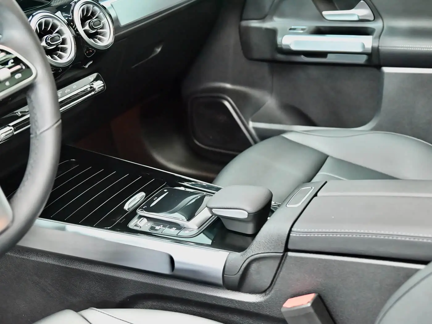 Mercedes-Benz GLB 2023 — Фото 16/20