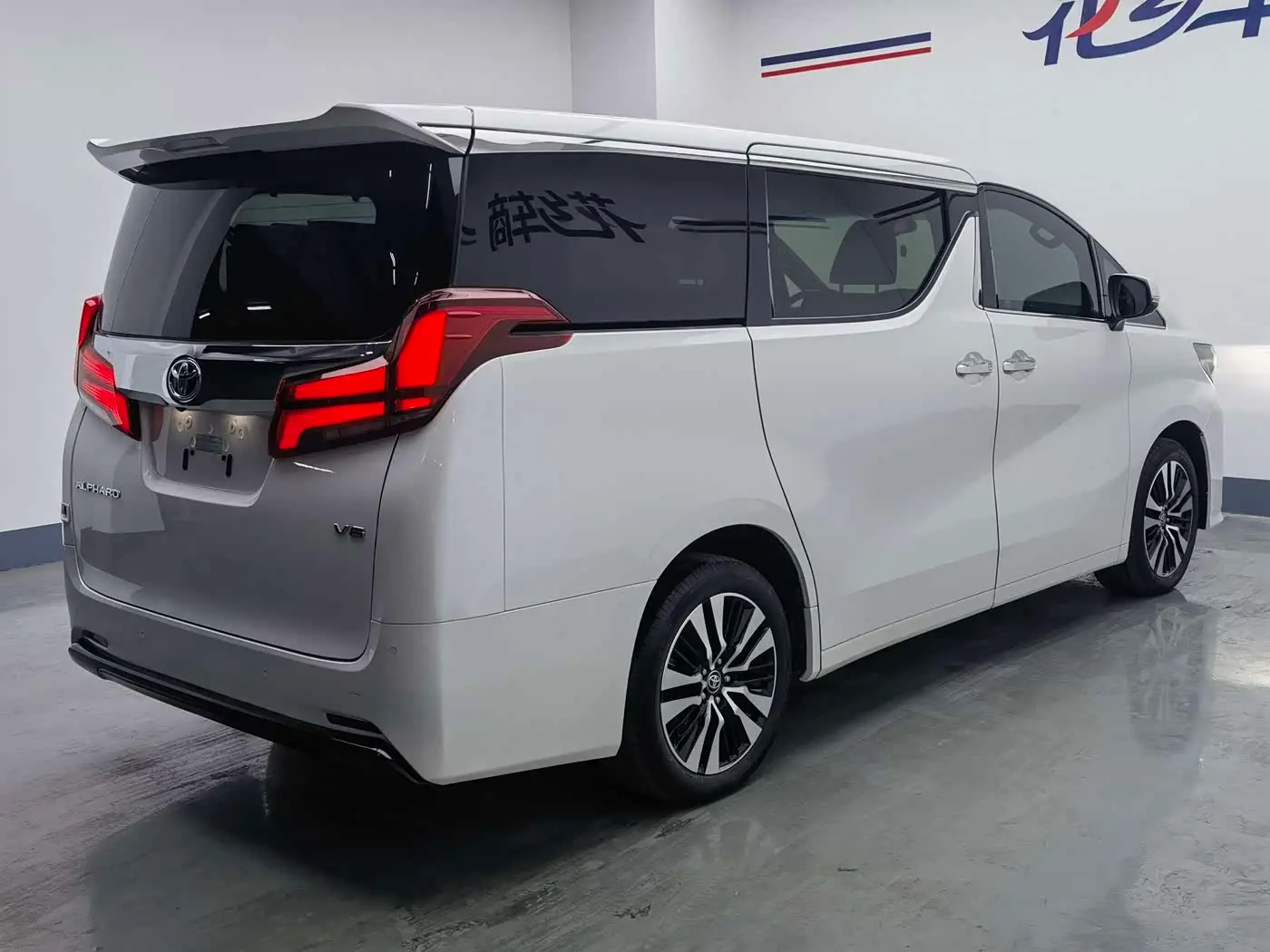 Toyota Alphard 2018 — ფოტო 16/20