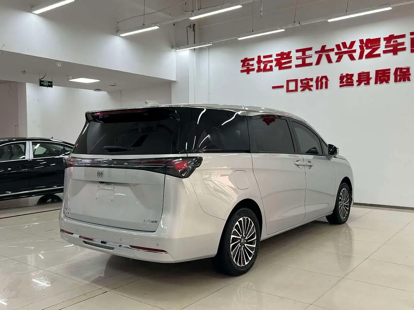 Buick GL8 New Energy 2025 — Photo 7/18