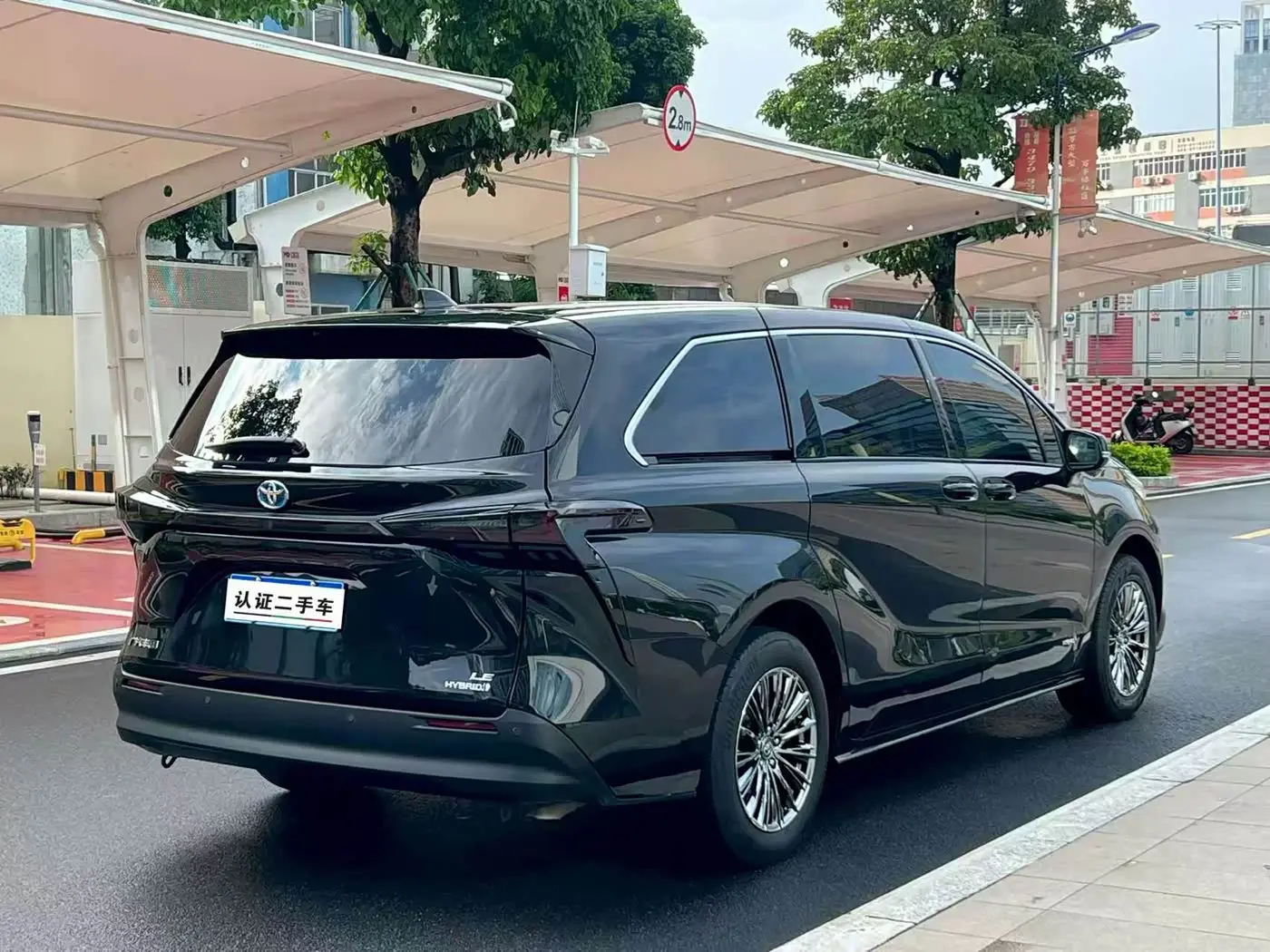 Toyota Sienna 2023 — Photo 5/10