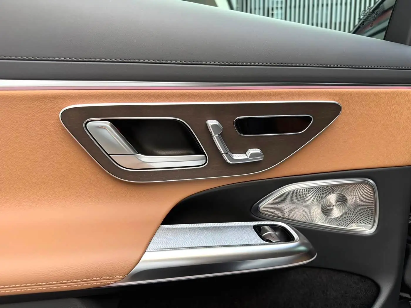 Mercedes-Benz E-Class 2025 — Photo 8/12