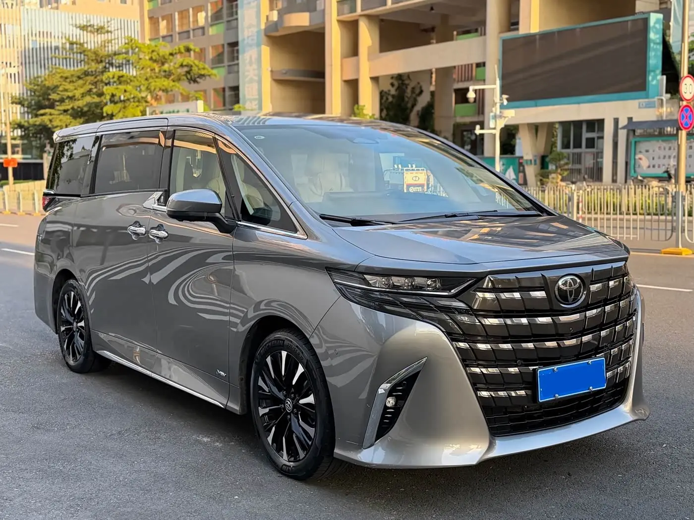 Toyota Alphard 2023 — Photo 3/19