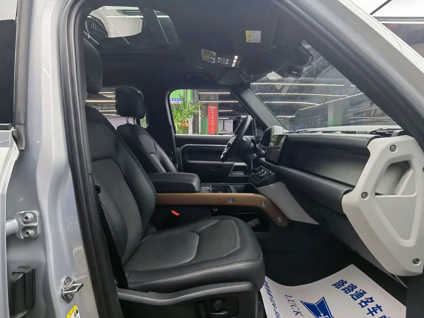 Land Rover Defender 2023 — Photo 8/20
