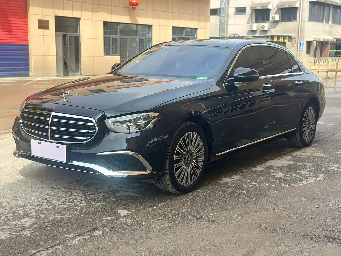 Mercedes-Benz E-Class 2023 — Photo 1/12