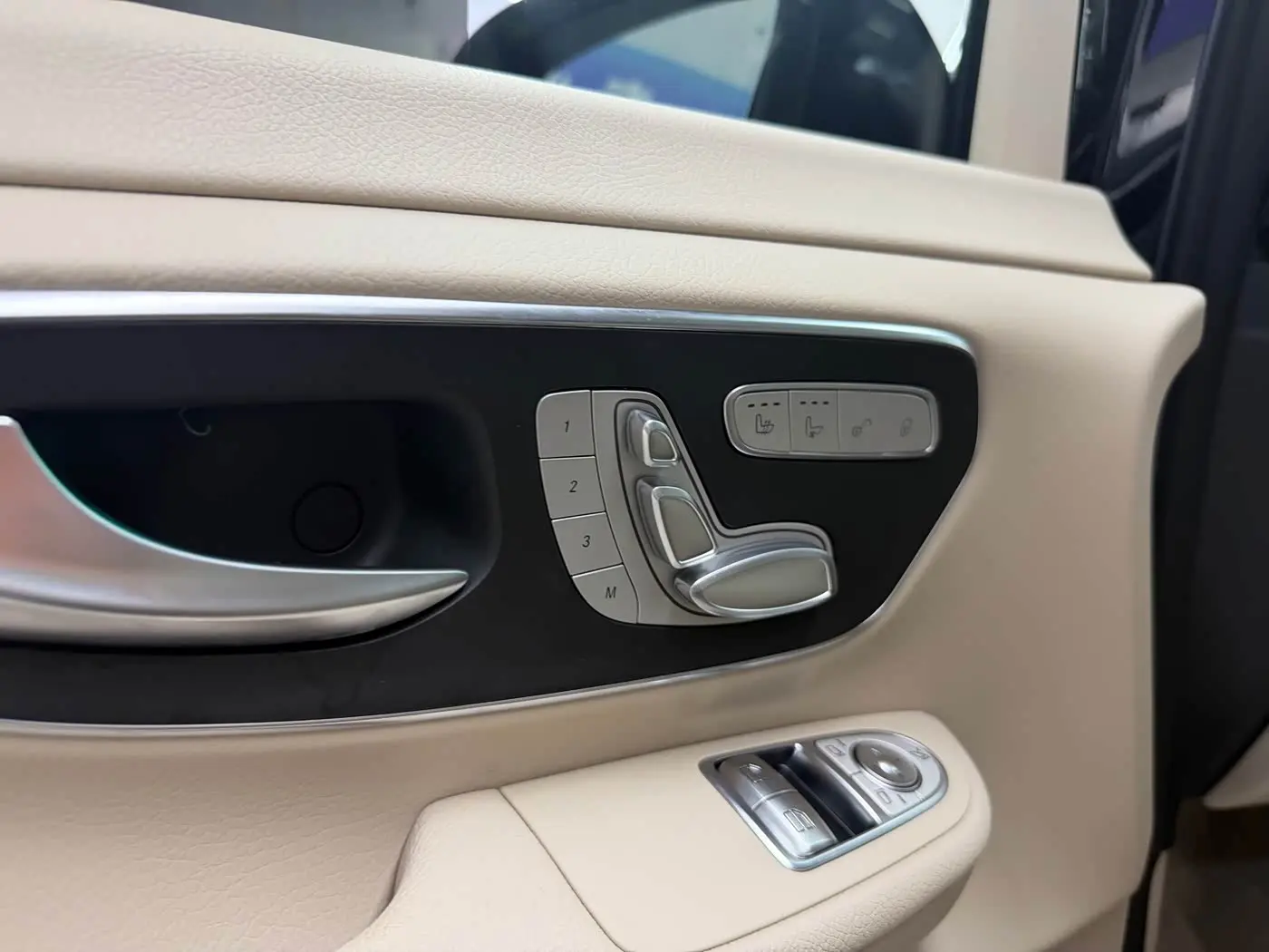 Mercedes-Benz V-Class 2025 — Photo 6/20