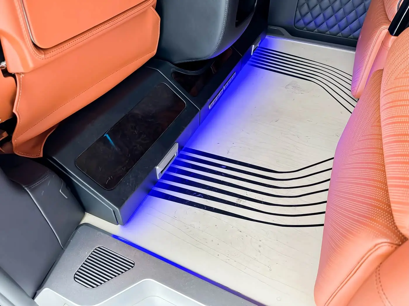 Mercedes-Benz V-Class 2022 — Фото 8/17