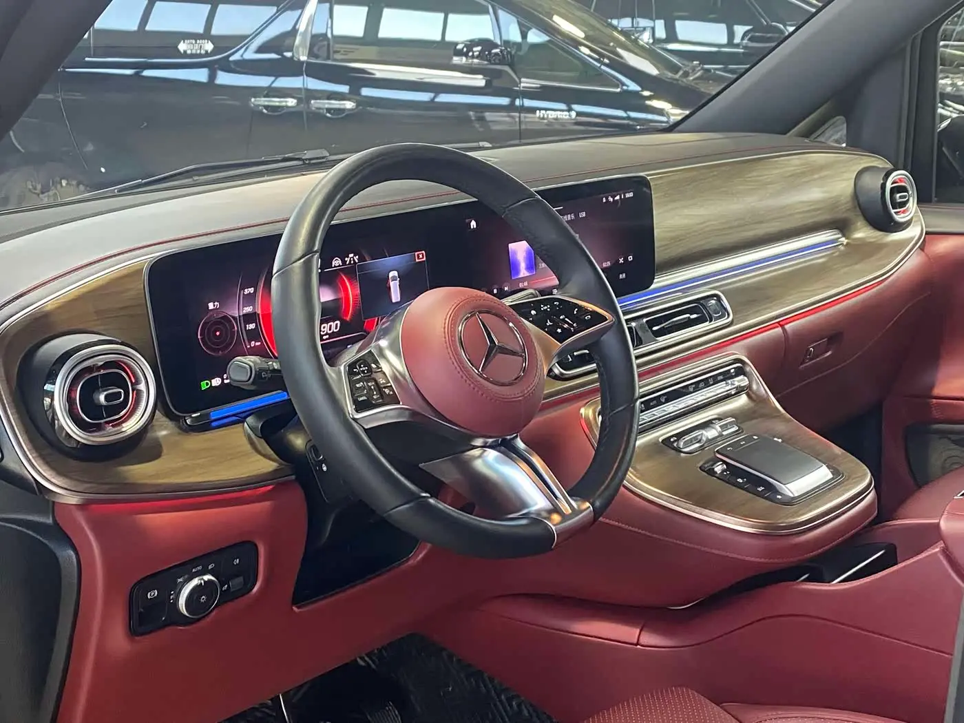 Mercedes-Benz V-Class 2025 — Photo 3/20