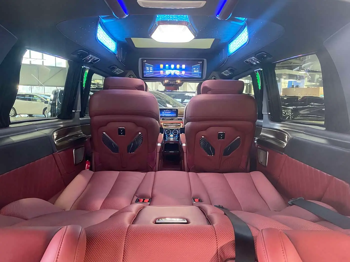 Mercedes-Benz V-Class 2025 — Photo 17/20