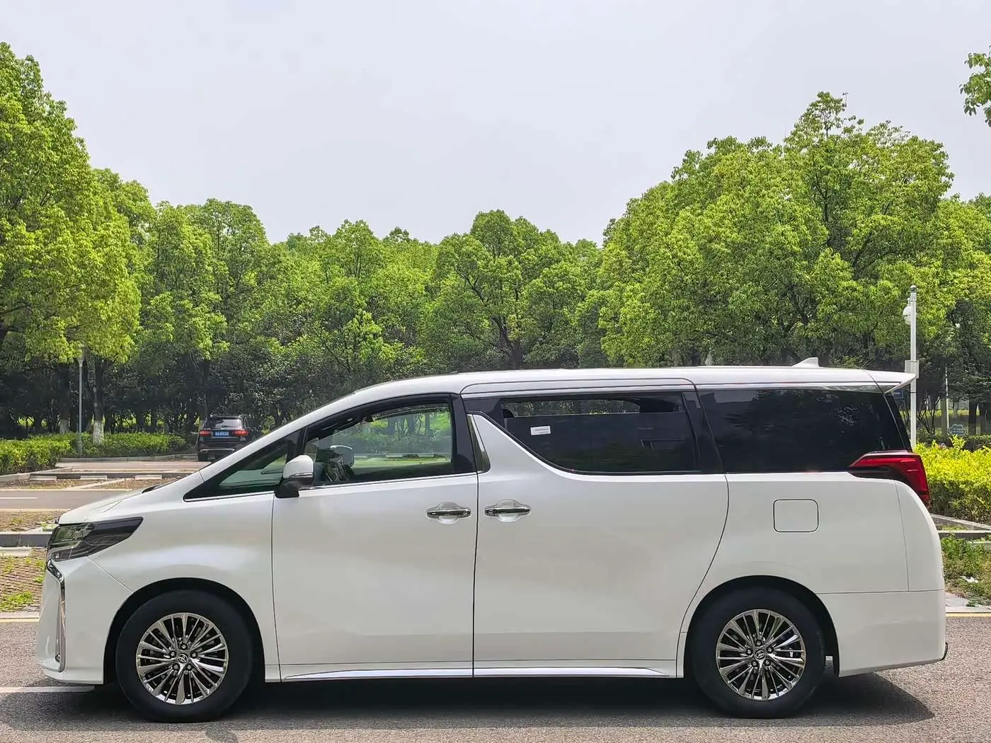 Toyota Alphard 2021 — Photo 3/17