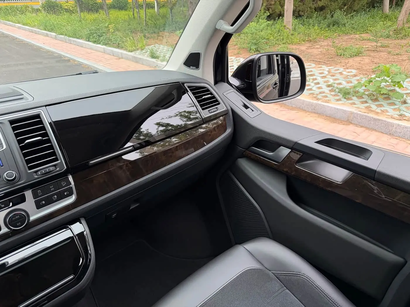 Volkswagen Multivan 2019 — Фото 11/20