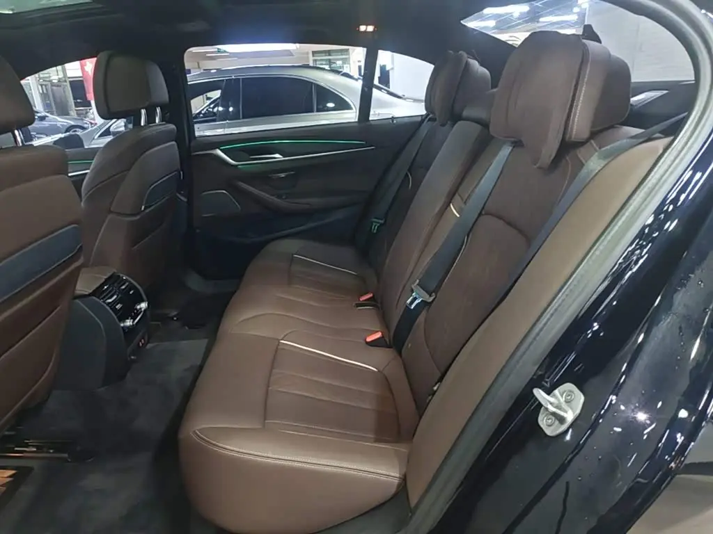 BMW 5 Series 2022 — Photo 17/20