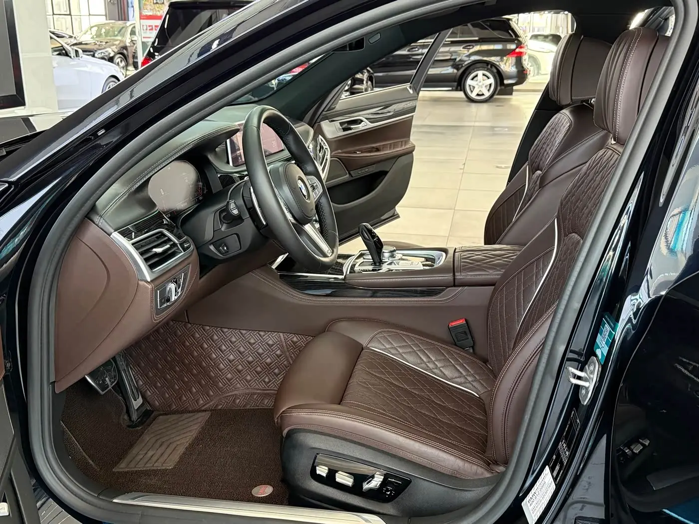 BMW 7 Series 2019 — Фото 8/18