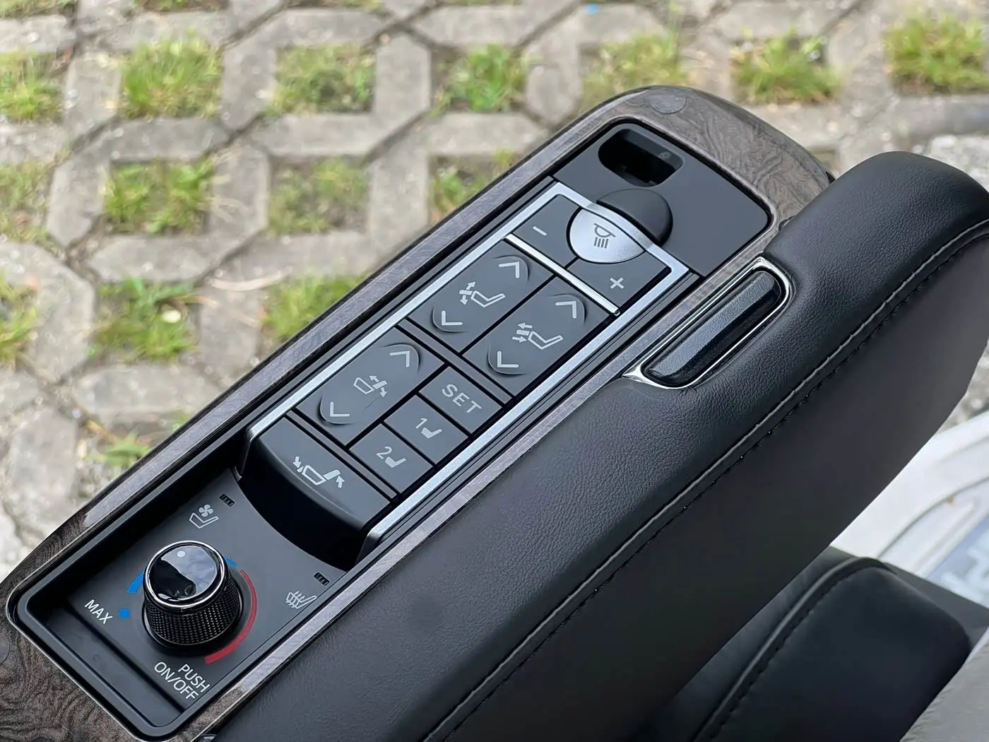 Toyota Alphard 2019 — Photo 19/20
