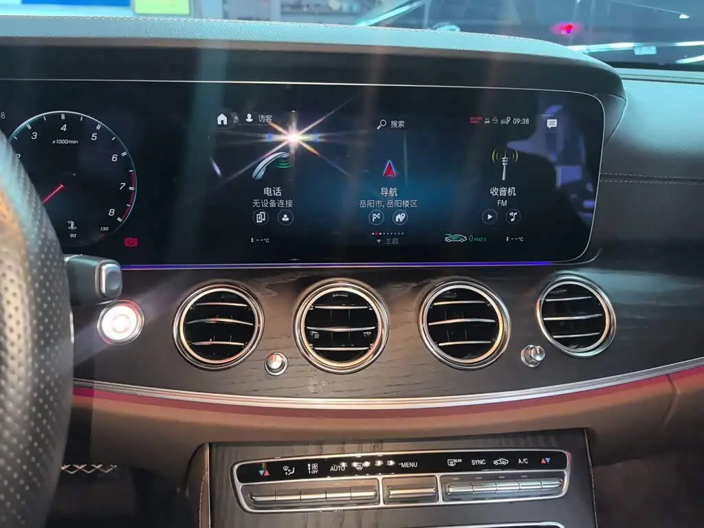 Mercedes-Benz E-Class 2023 — Photo 5/20