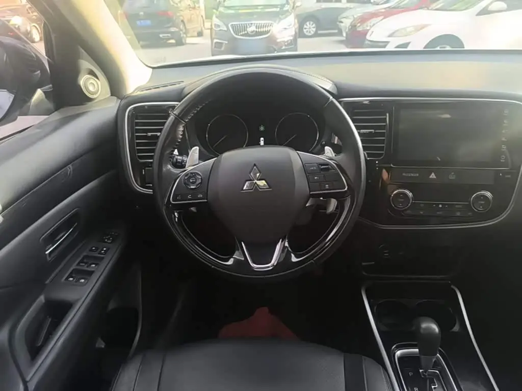 Mitsubishi Outlander 2019 — Photo 11/20