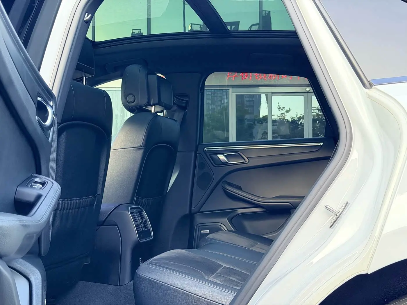 Porsche Macan 2018 — Photo 11/18