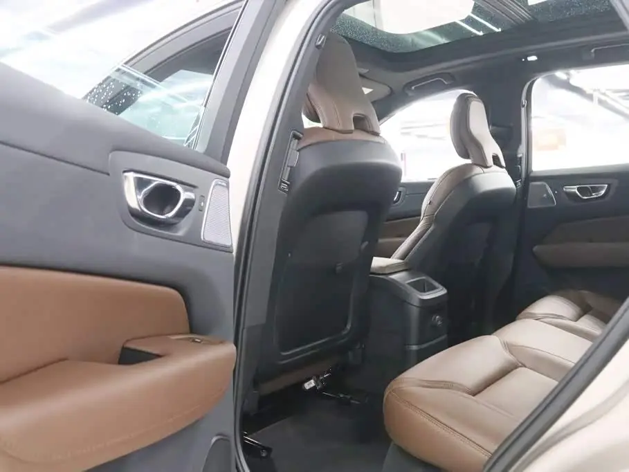 Volvo XC60 Plug-in Hybrid 2024 — Photo 14/19