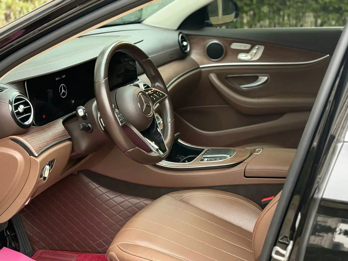 Mercedes-Benz E-Class 2023 — Photo 5/9