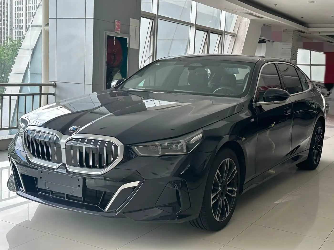BMW 5 Series 2024 — Photo 1/9