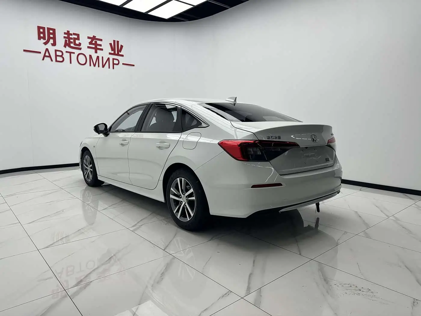 Honda Civic 2023 — ფოტო 8/18
