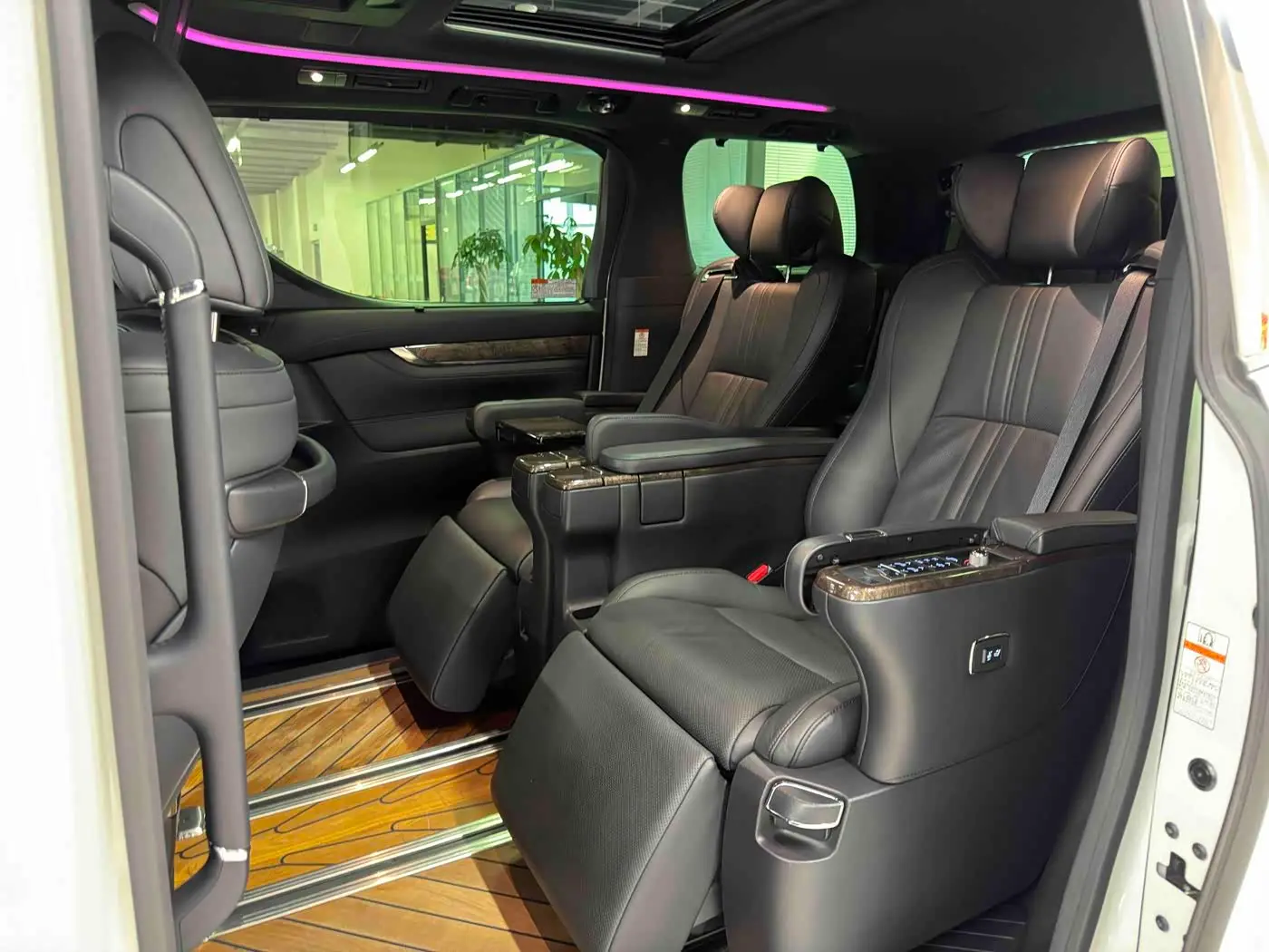 Toyota Alphard 2019 — Photo 9/20