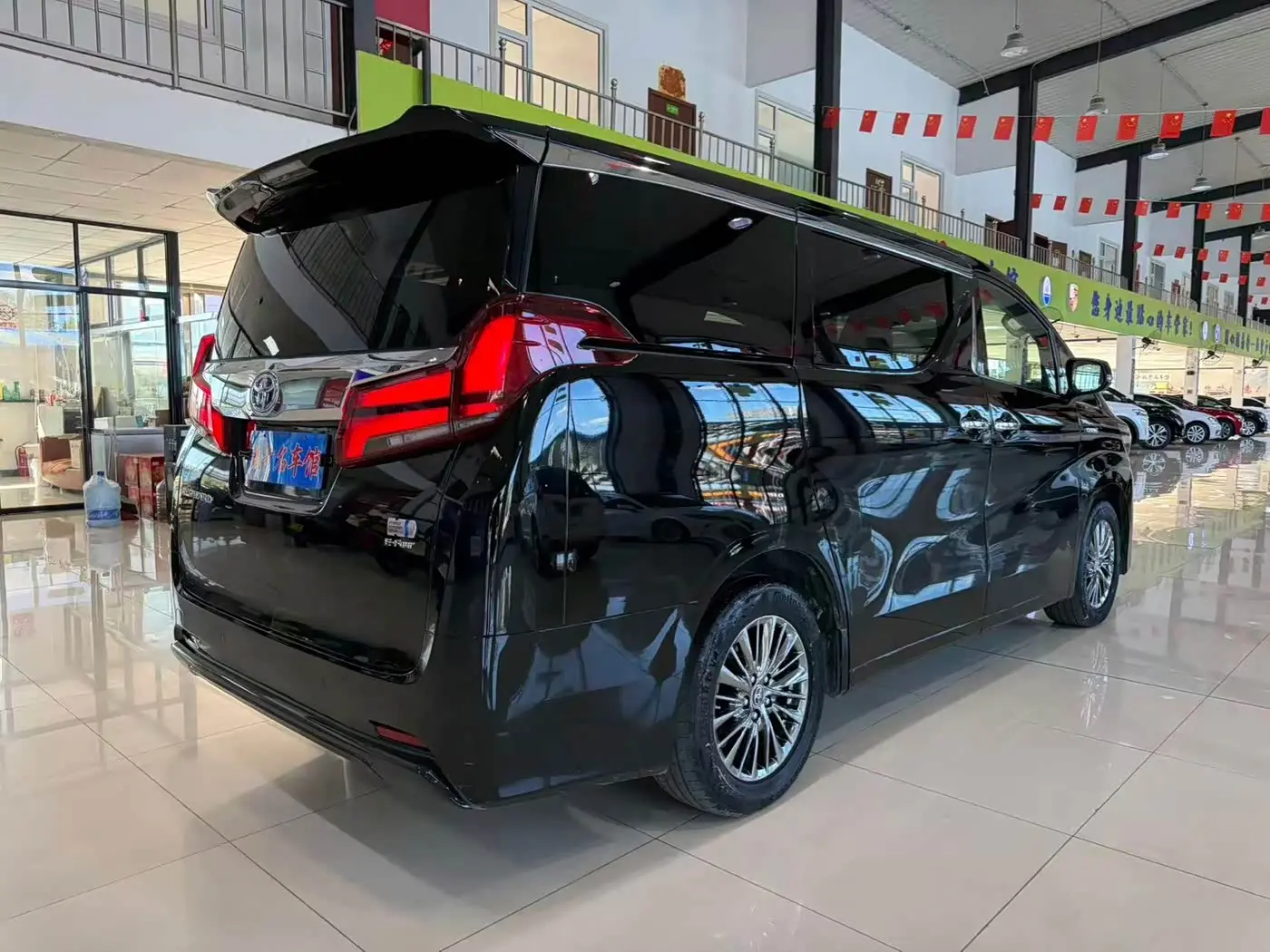 Toyota Alphard 2019 — Photo 8/17