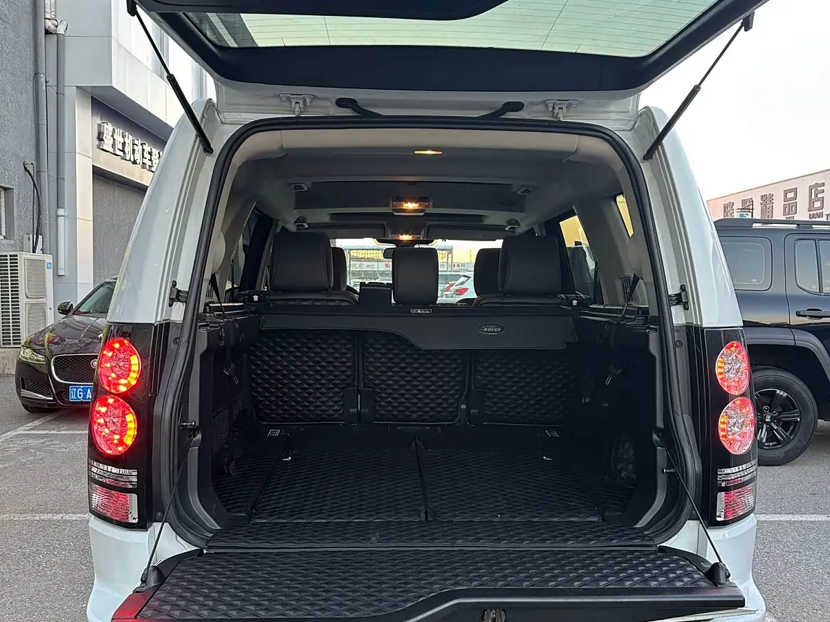 Land Rover Discovery 2015 — Photo 15/16