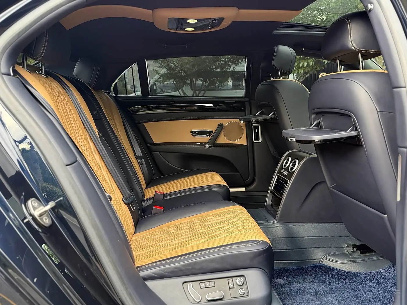 Bentley Flying Spur 2017 — Фото 16/20