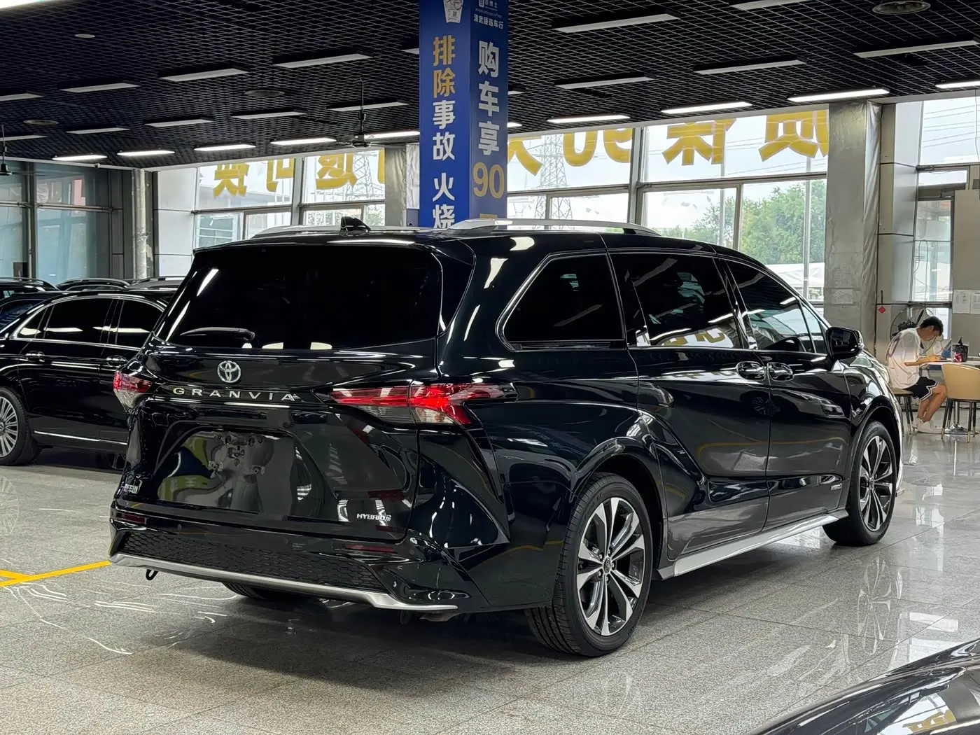 Toyota Granvia 2023 — Photo 15/15
