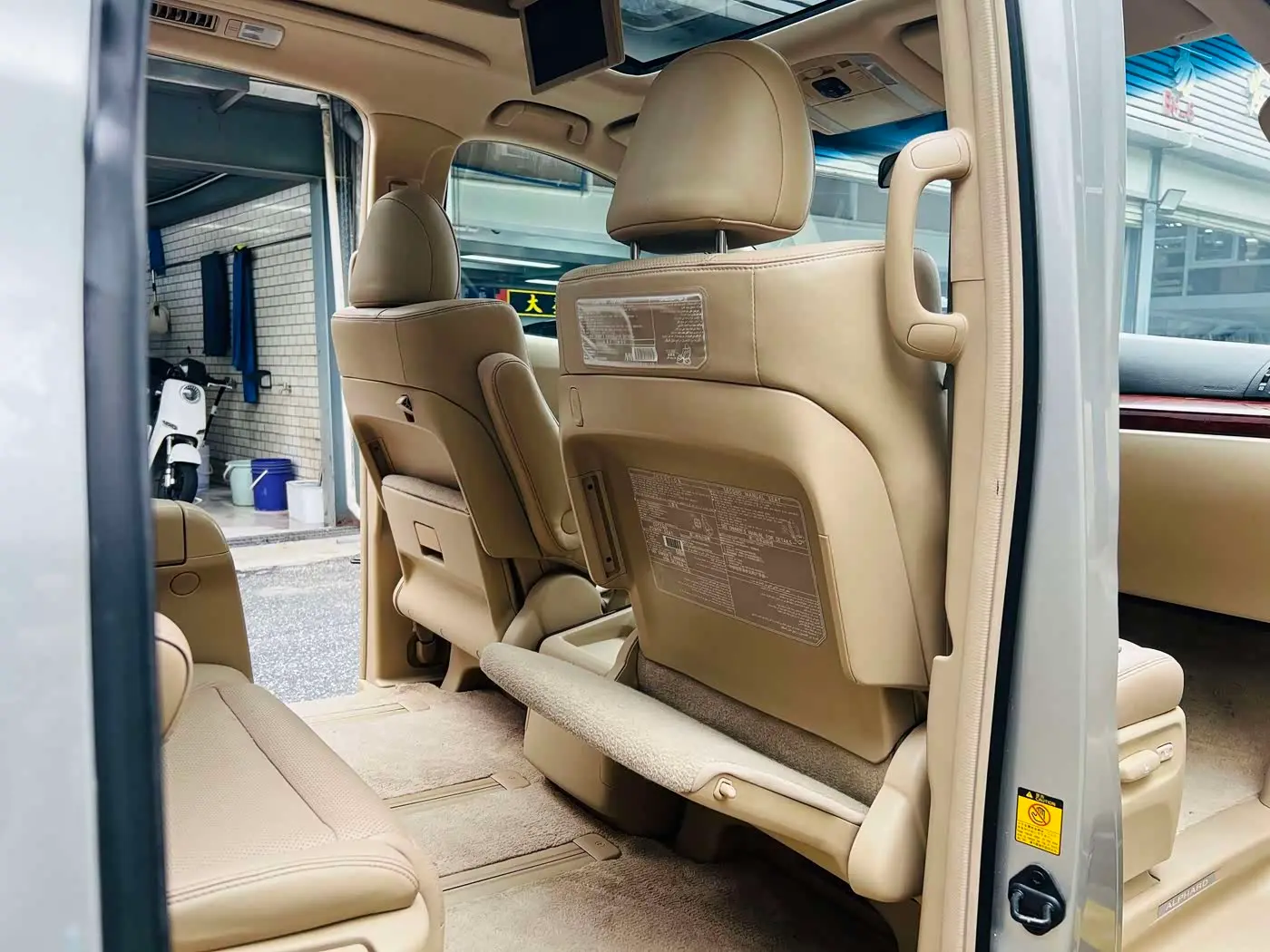 Toyota Alphard 2011 — Photo 14/20