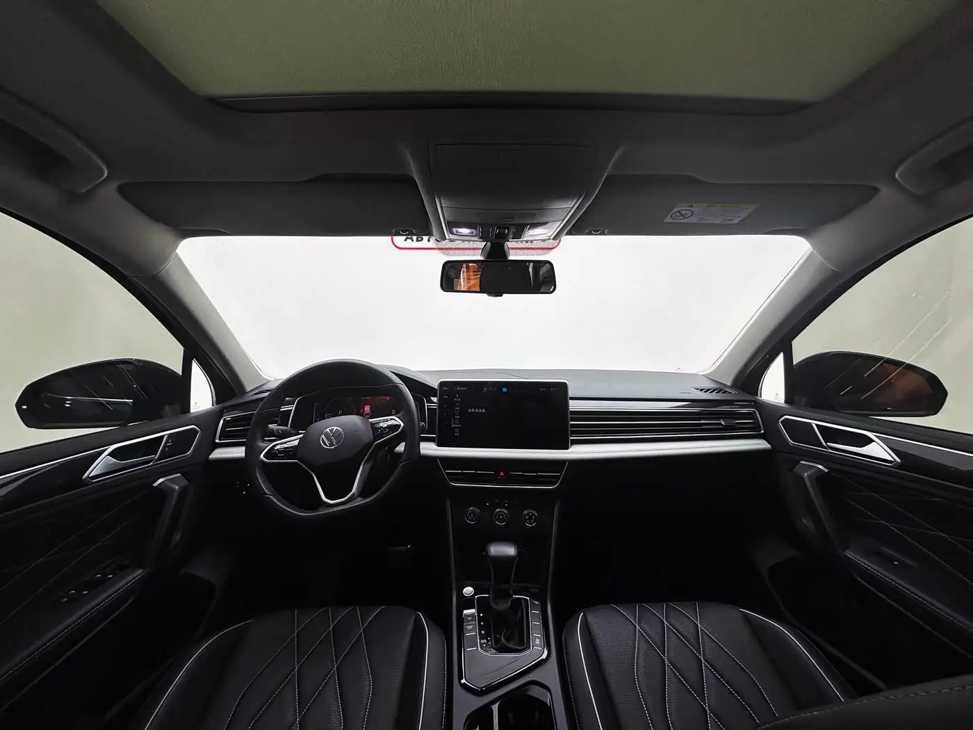 Volkswagen Tiguan L 2022 — Photo 10/20