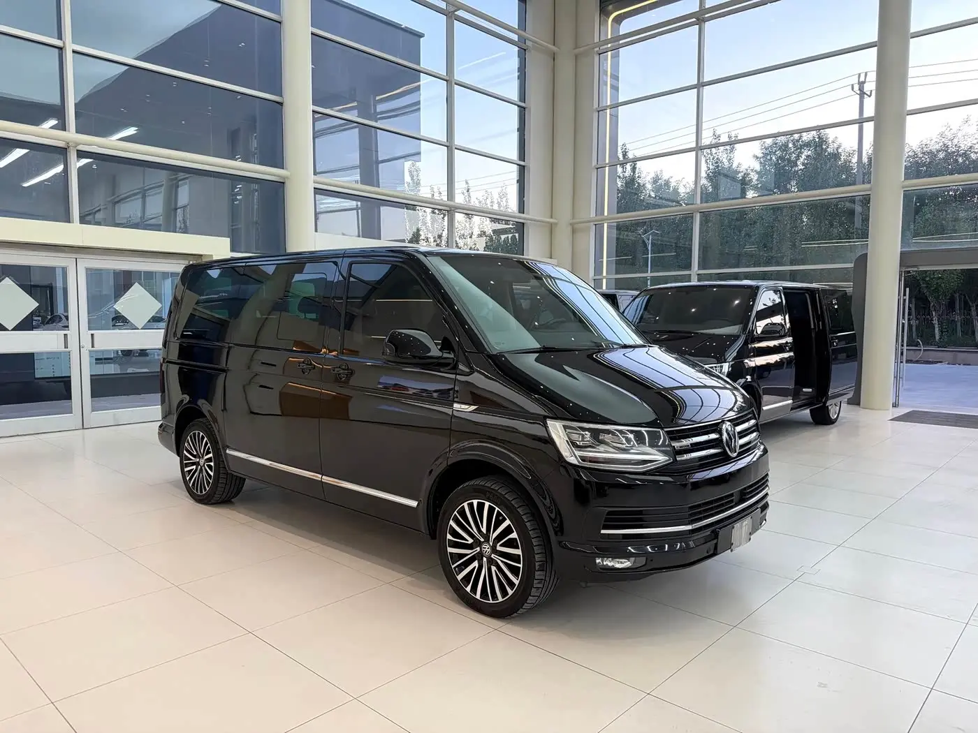 Volkswagen Multivan 2017 — ფოტო 3/20
