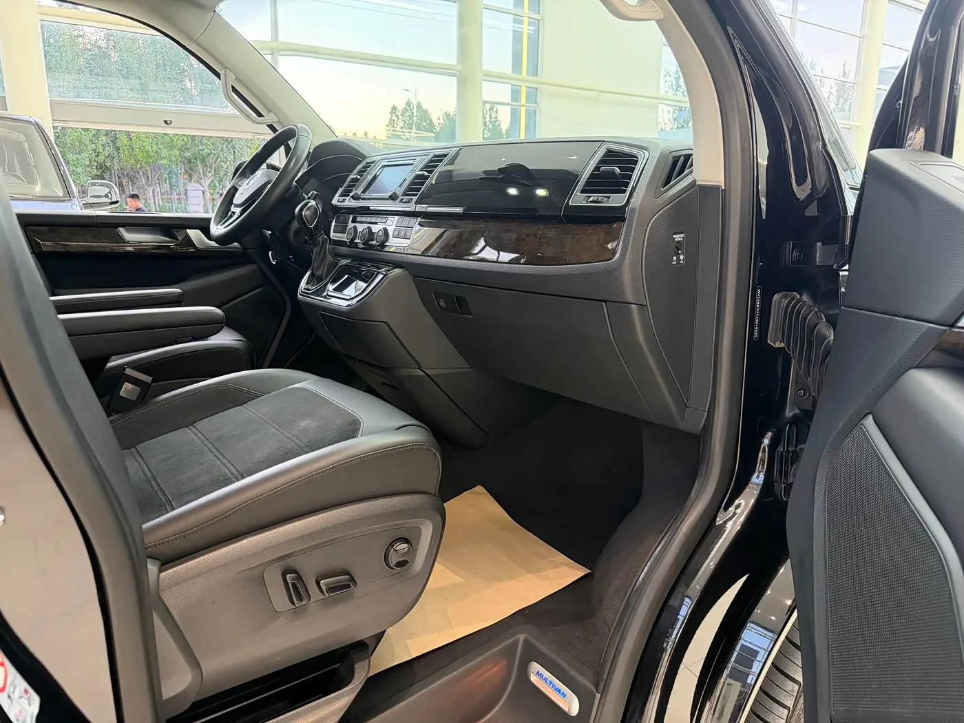 Volkswagen Multivan 2017 — ფოტო 16/20