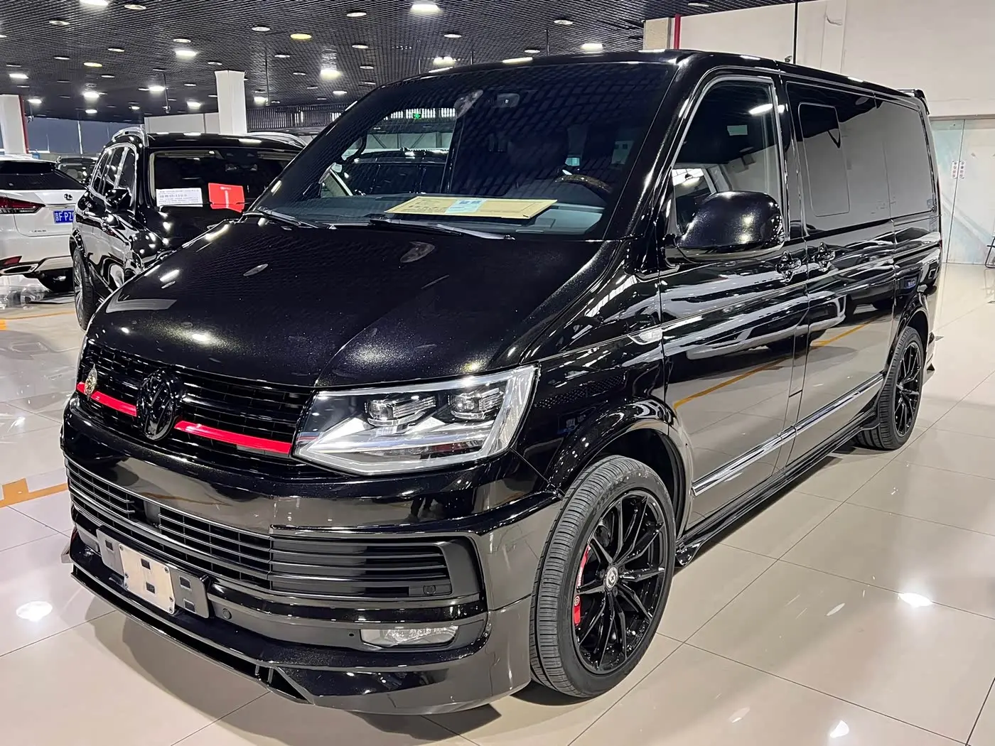 Volkswagen Multivan 2019 — Photo 2/20