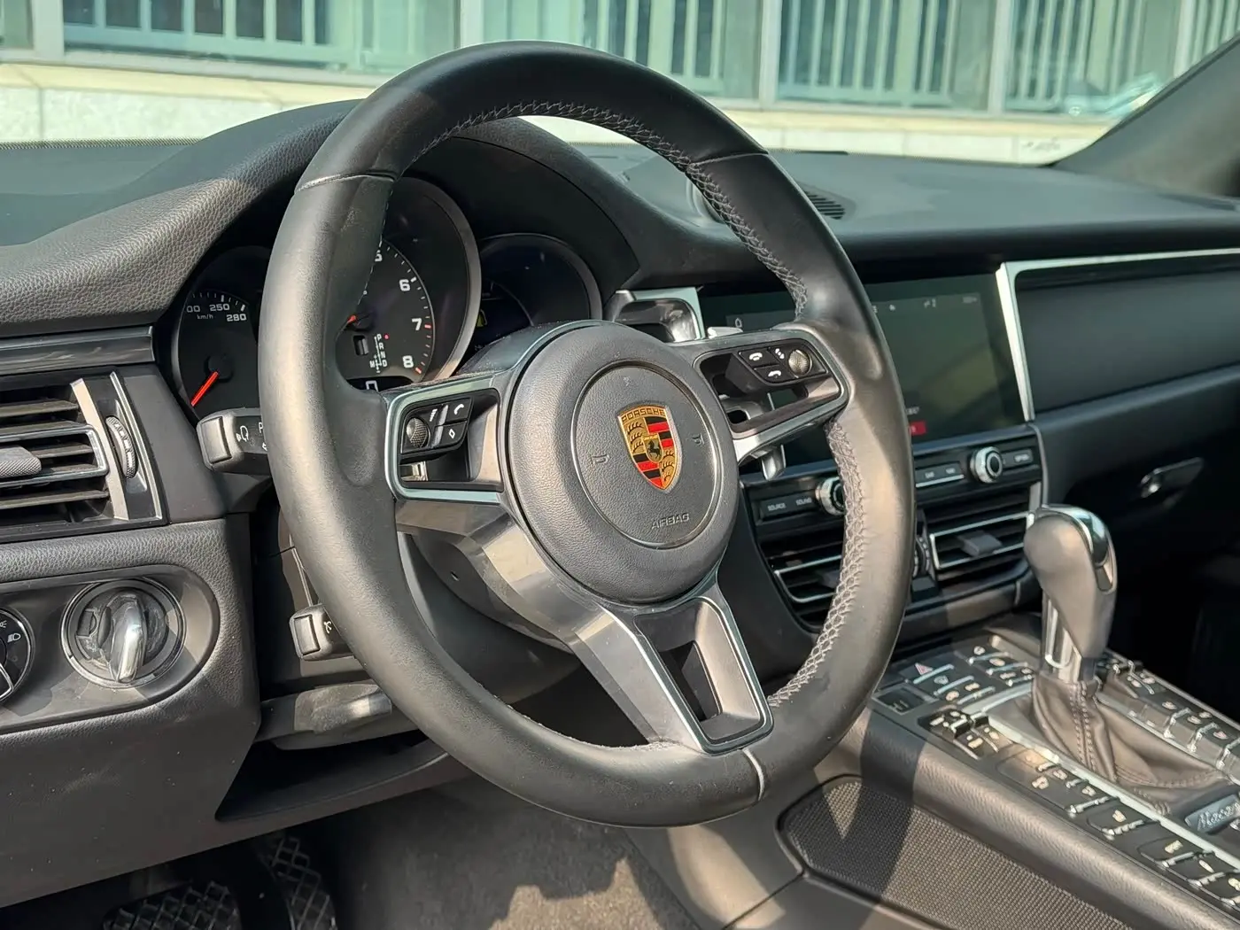 Porsche Macan 2021 — Photo 8/19