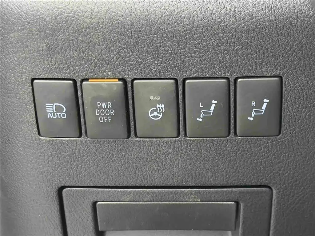 Toyota Vellfire 2022 — Photo 18/20