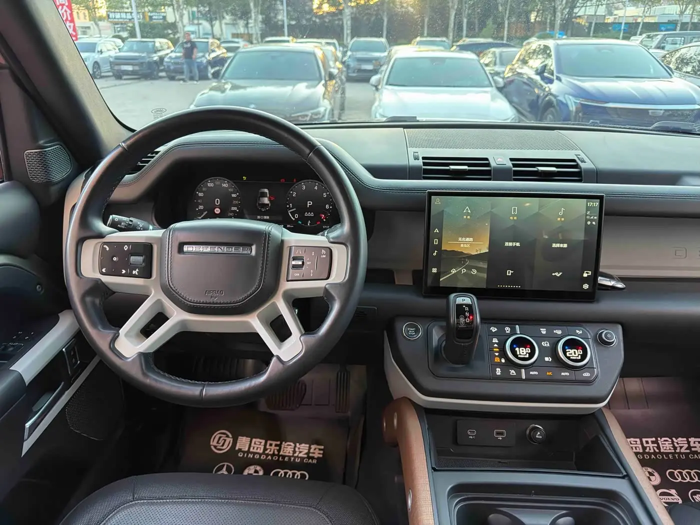 Land Rover Defender 2023 — Photo 13/16