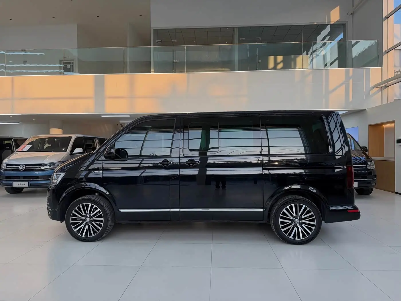 Volkswagen Multivan 2018 — ფოტო 4/20
